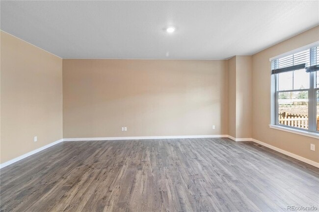 Photo - 827 Quatar St