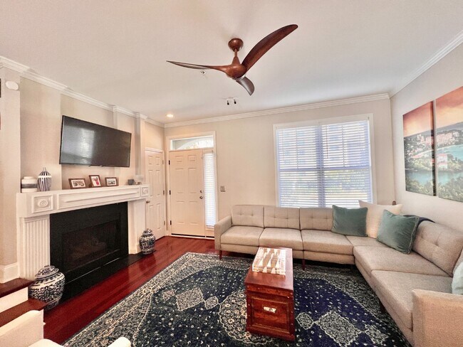 Building Photo - UPTOWN TOWNHOUSE!