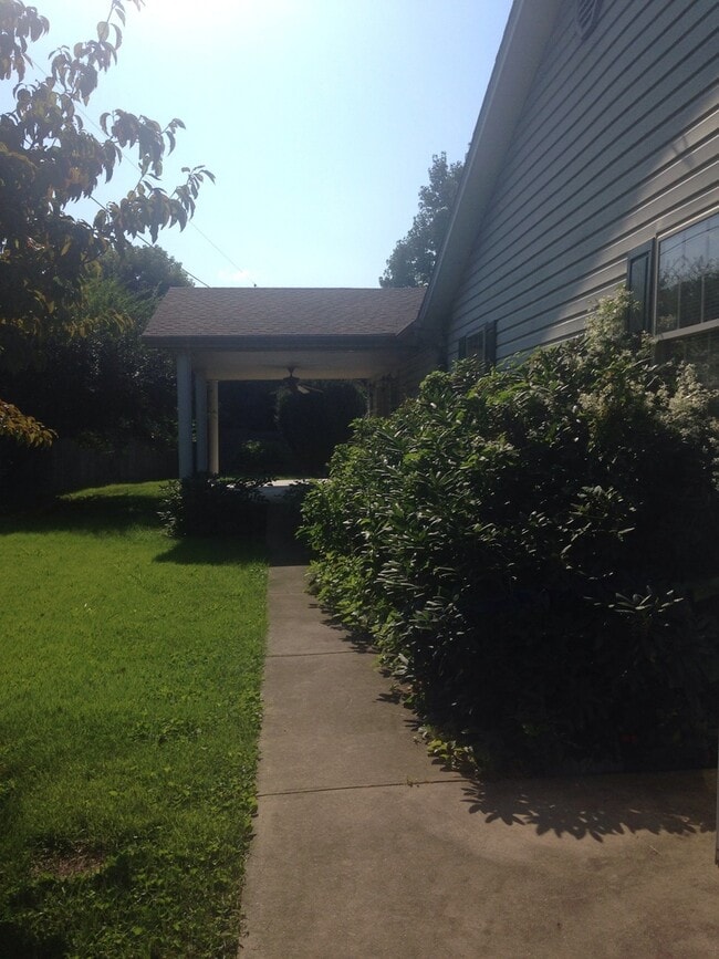 Building Photo - Immaculate three bedroom home in Ashland.