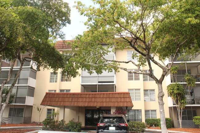 Building Photo - 4156 Inverrary Dr Unit 407