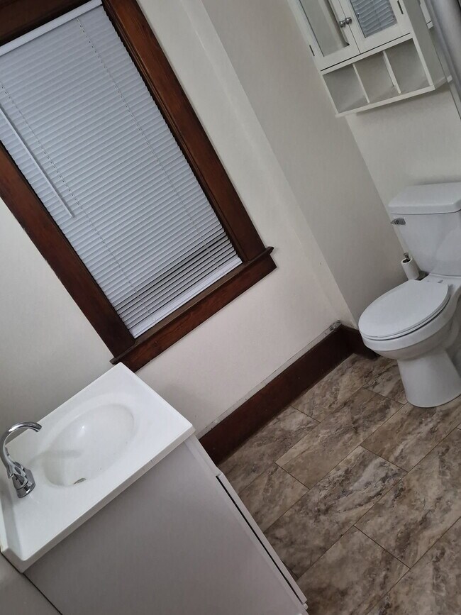 Bathroom size 7x8 - 189 Oak St Unit 189