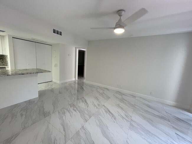 Photo - 616 Executive Center Dr Unidad 102