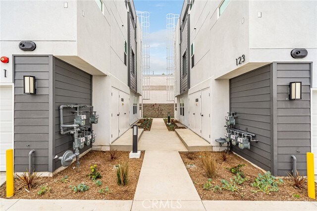 Photo - 123 E 223rd St