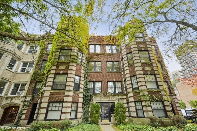 Building Photo - 6225 N Kenmore Ave Rental