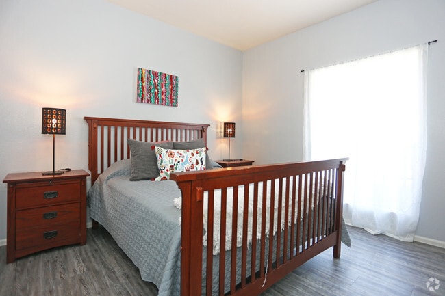 1BR, 1BA - 700 SF
