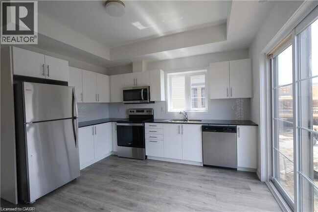 Photo - 205 W Oak Trl