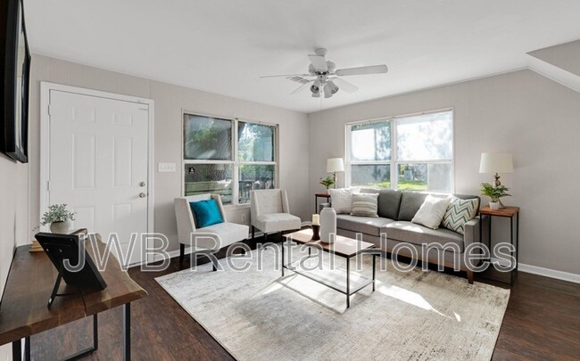Photo - 472 W 66th St