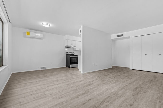 Carriage Park Apartments - Dearborn Heights, MI