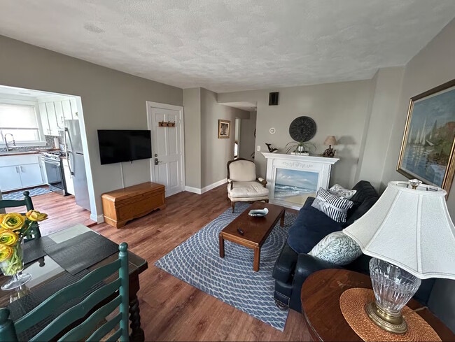 Building Photo - 159 Bradstreet Ave Unit Fully Furnished Walk to T and Beach