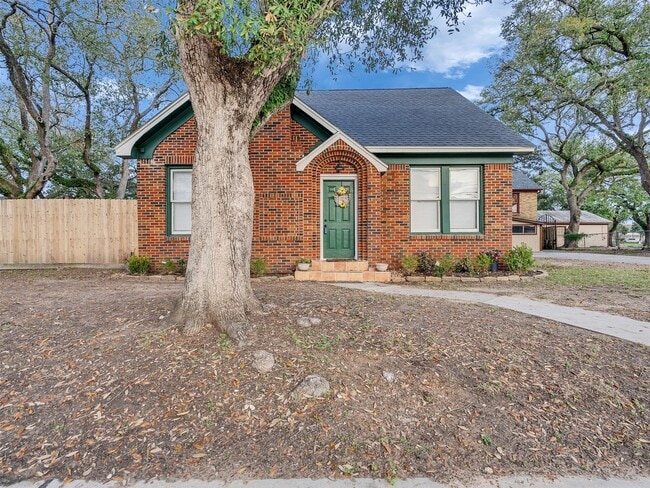 Photo - 414 N Avenue C