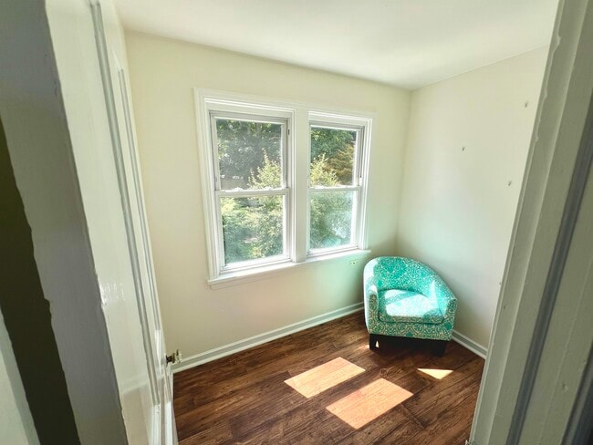 Small bright office - 1221 Church St Unit 1219 Church