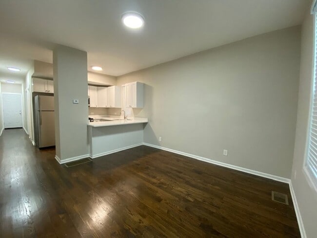 Building Photo - Newly Renovated Modern 3- Bedroom Apartment Unit 3644 - #1R