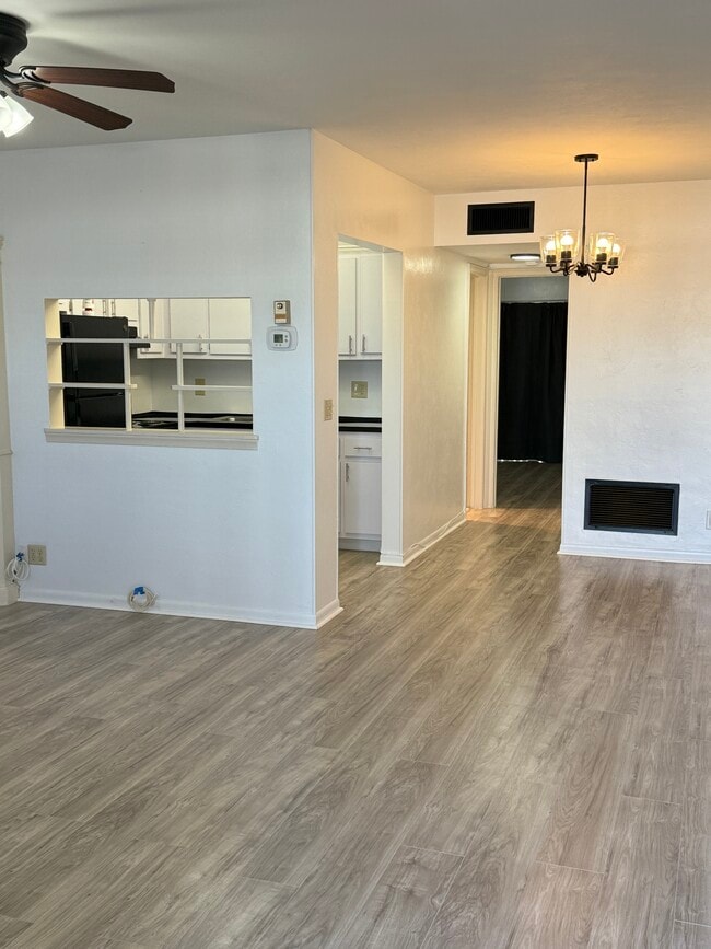 Vista del salón a la cocina con suelo completamente nuevo. - 2960 Lake Osborne Dr Unidad 209