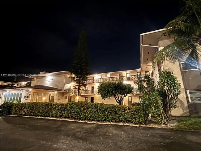 Building Photo - 1480 E Sample Rd Unit 209