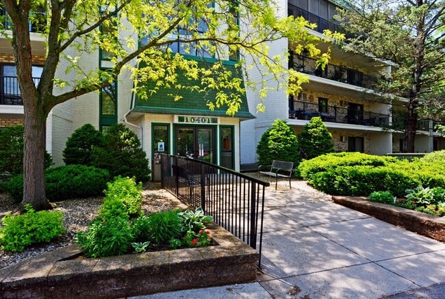 Building Photo - Available now - Top-Floor Living with Style and Convenience in Minnetonka! Unit 505