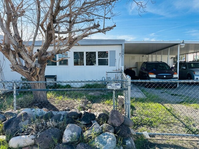 Photo - 5-Bed/2.5-Bath Rental by the Colorado River and Marina Proximity and Shopping Convenience!