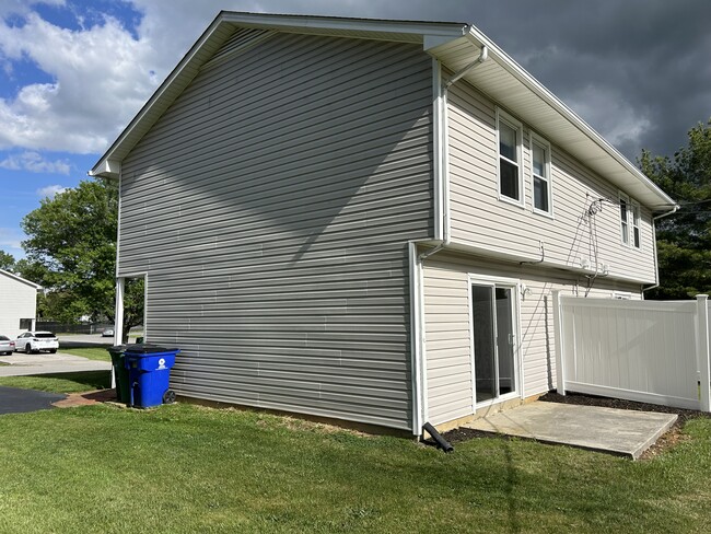 Side view - 420 Village Ln Unit 420B