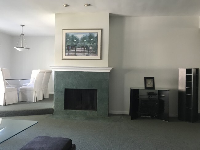 livin/dining room - 521 Montana Ave Unidad 109