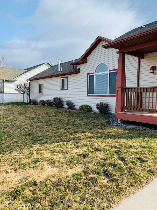 Large Yard 3 Bed 2 Bath Pet Friendly House House Rental in