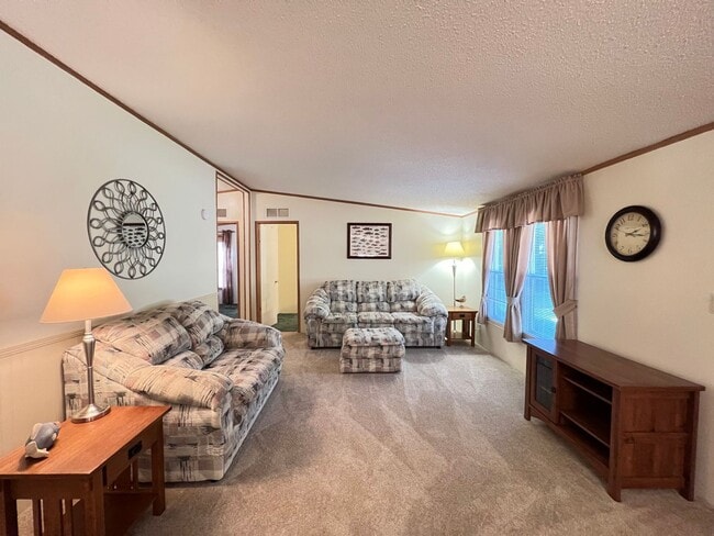 Photo - Fully Furnish with a relaxing LAKE access!