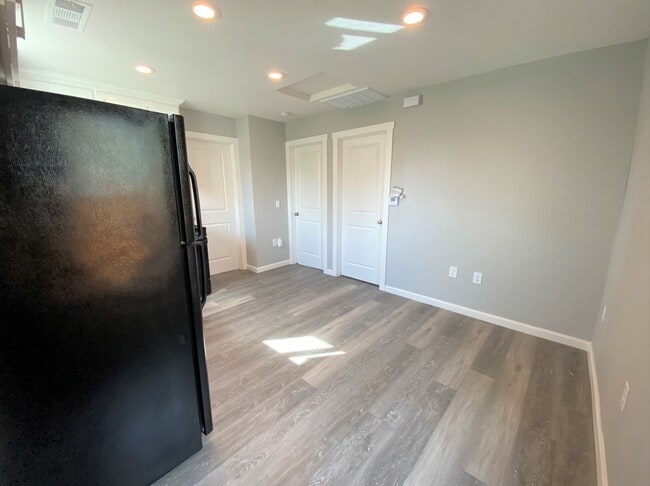 Photo - 118 W 12th St