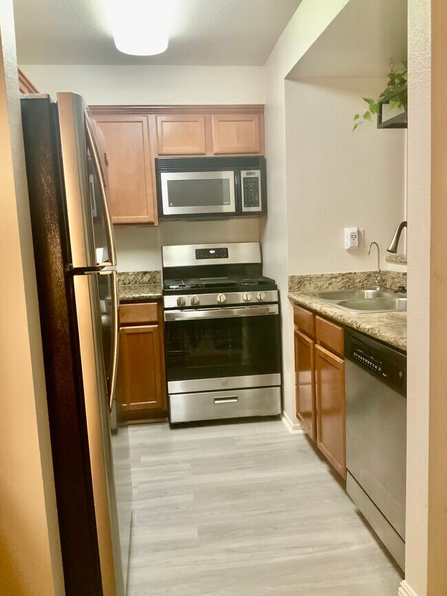 Photo - 355 N Maple St Unidad 242