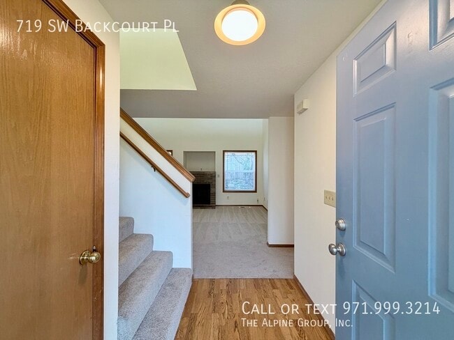 Photo - 719 SW Backcourt Pl