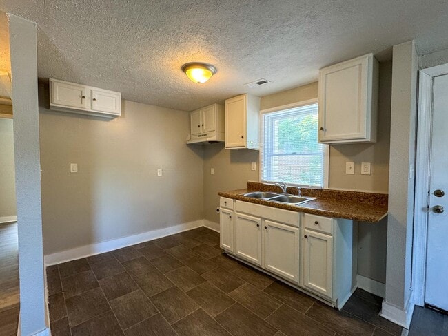 Photo - 310 St Luke St