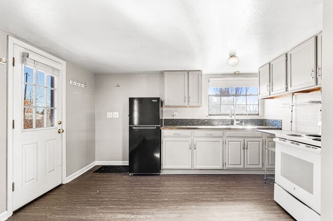 Photo - Detached Studio With Storage & Private Fenced Yard Near Sloan's Lake!