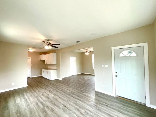 Photo - 230 Micklejohn St