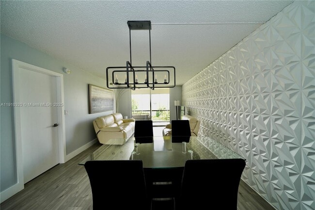 Building Photo - 2541 Aragon Blvd Unit 305