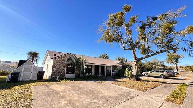 Building Photo - Wonderful 2 bedroom, 2 bath Duplex!!