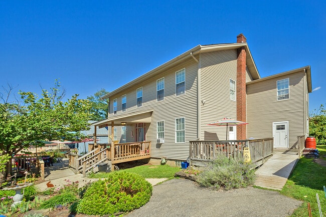 Photo - 1910 Donner St Apartments