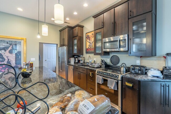 Photo - 1371 N High St Unidad C