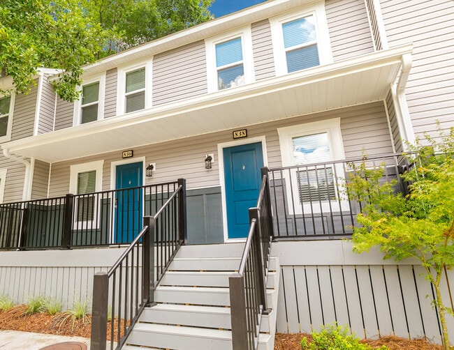 Exterior del apartamento con escaleras - Forest Hills Racquet Club Apartamentos