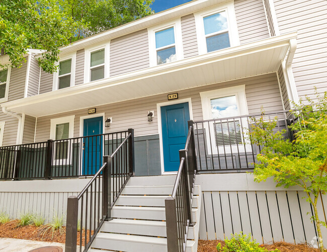 Apartment exterior with stairs - Forest Hills Racquet Club Rental