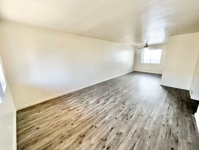 Spacious 3BD/2BA Upper-Level Apartment with Private Patio & 2 Parking Spaces - Spacious 3BD/2BA Upper-Level Apartment with Private Patio & 2 Parking Spaces