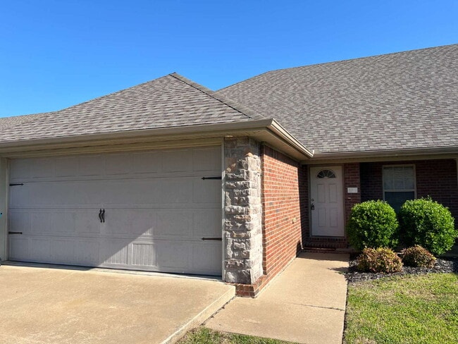 Photo - Spacious 3-Bed Duplex in Bentonville with Granite Elegance – Your Ideal Home Awaits! Unit 2