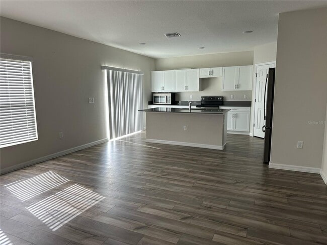 Photo - 1572 Ellesmere Ave