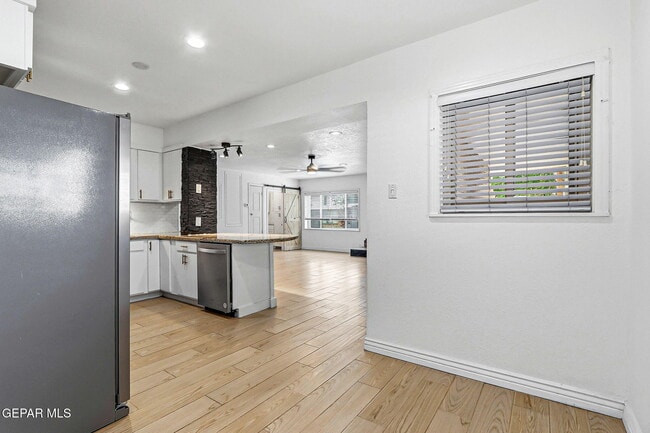 Photo - 513 Cardon St