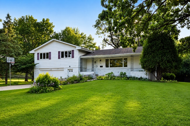 Building Photo - Spacious 5-Bed 3-Bath Home in Edina - Available Now!