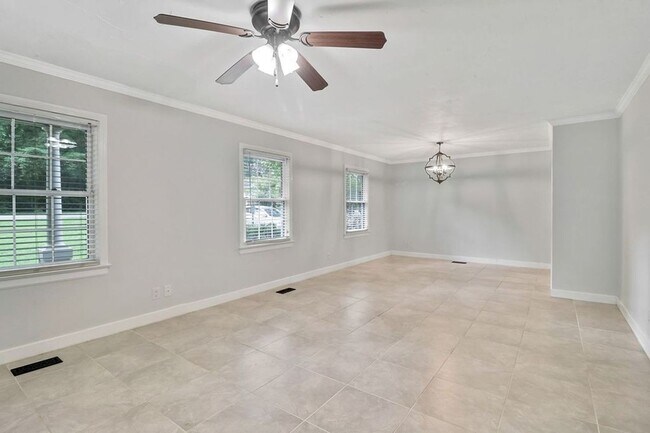 212 Pinewood Dr