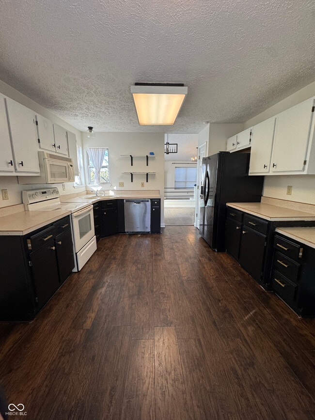 Photo - 3572 Laureate Ct N