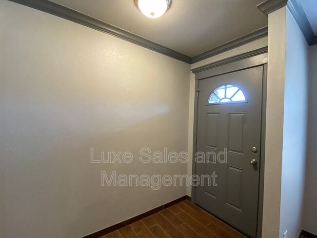 Photo - 910 Oak Hill Rd