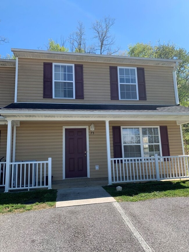 Building Photo - 3 Bedroom 2.5 Half Bath Townhouse