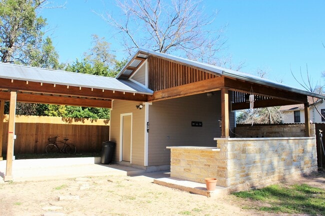 Photo - 705 S Baylor St