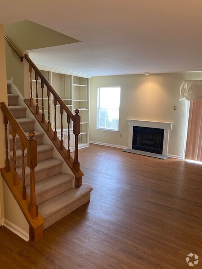 Building Photo - Bright and Spacious Four Bedroom Townhome