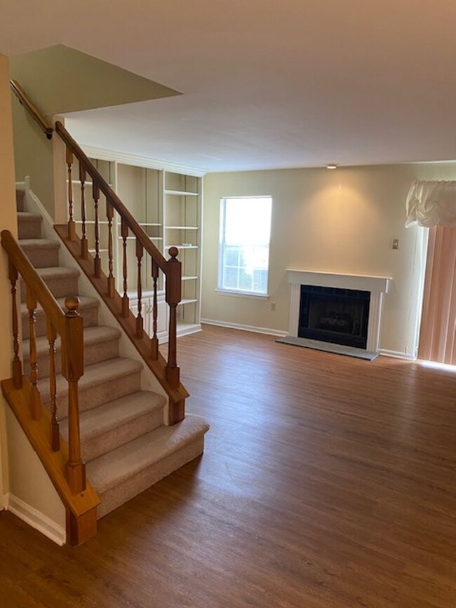 Bright and Spacious Four Bedroom Townhome - Bright and Spacious Four Bedroom Townhome