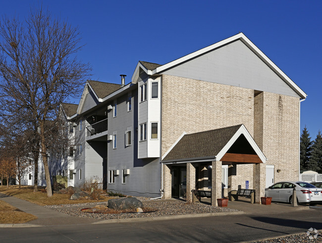 Lynn Court - Lynn Court Apartments