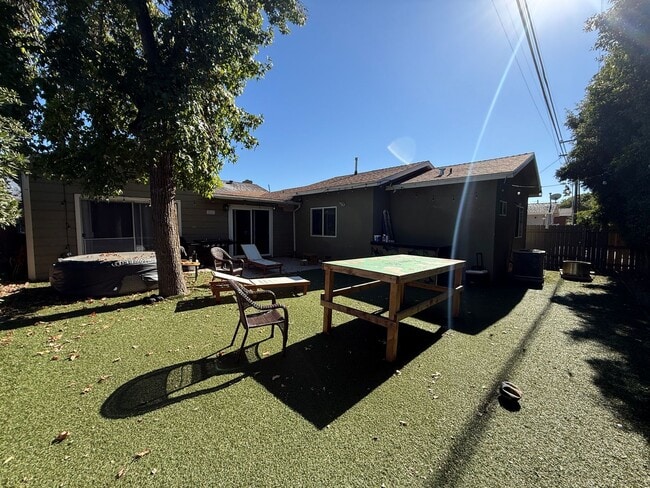 Building Photo - 7BD/4BA w/ Driveway Parking and Backyard!